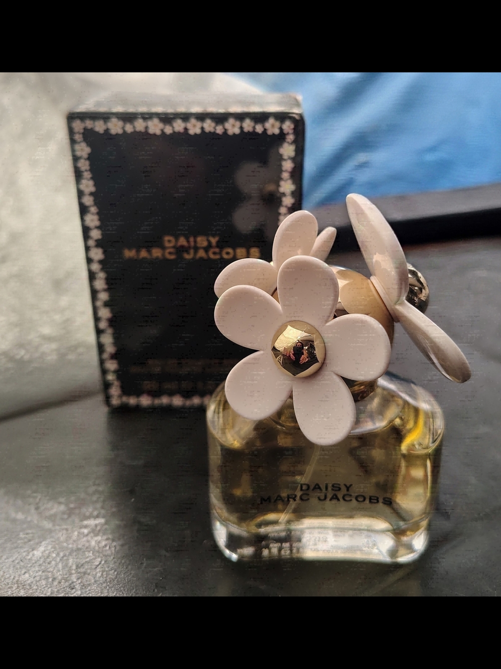 Marc Jacobs Daisy Perfume Bottle Accessory - White and Gold Floral Top
